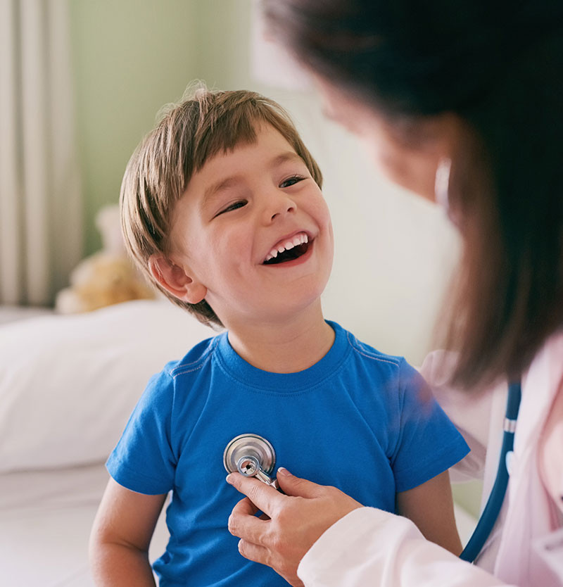 Madre che allatta un neonato da un biberon